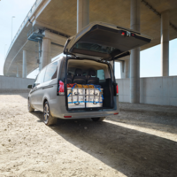 eVito Tourer mit geöffnetem Kofferraum, Kisten sichtbar