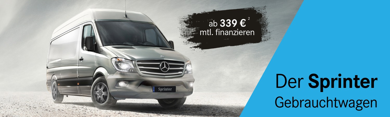 Mercedes-Benz Sprinter Gebrauchtwagen in Silber auf Schotter-Straße bei Seitenwind, frontal leicht schräg fotografiert. Rechts daneben ein blauer Bereich mit dem Schriftzug ‚Der Sprinter‘.