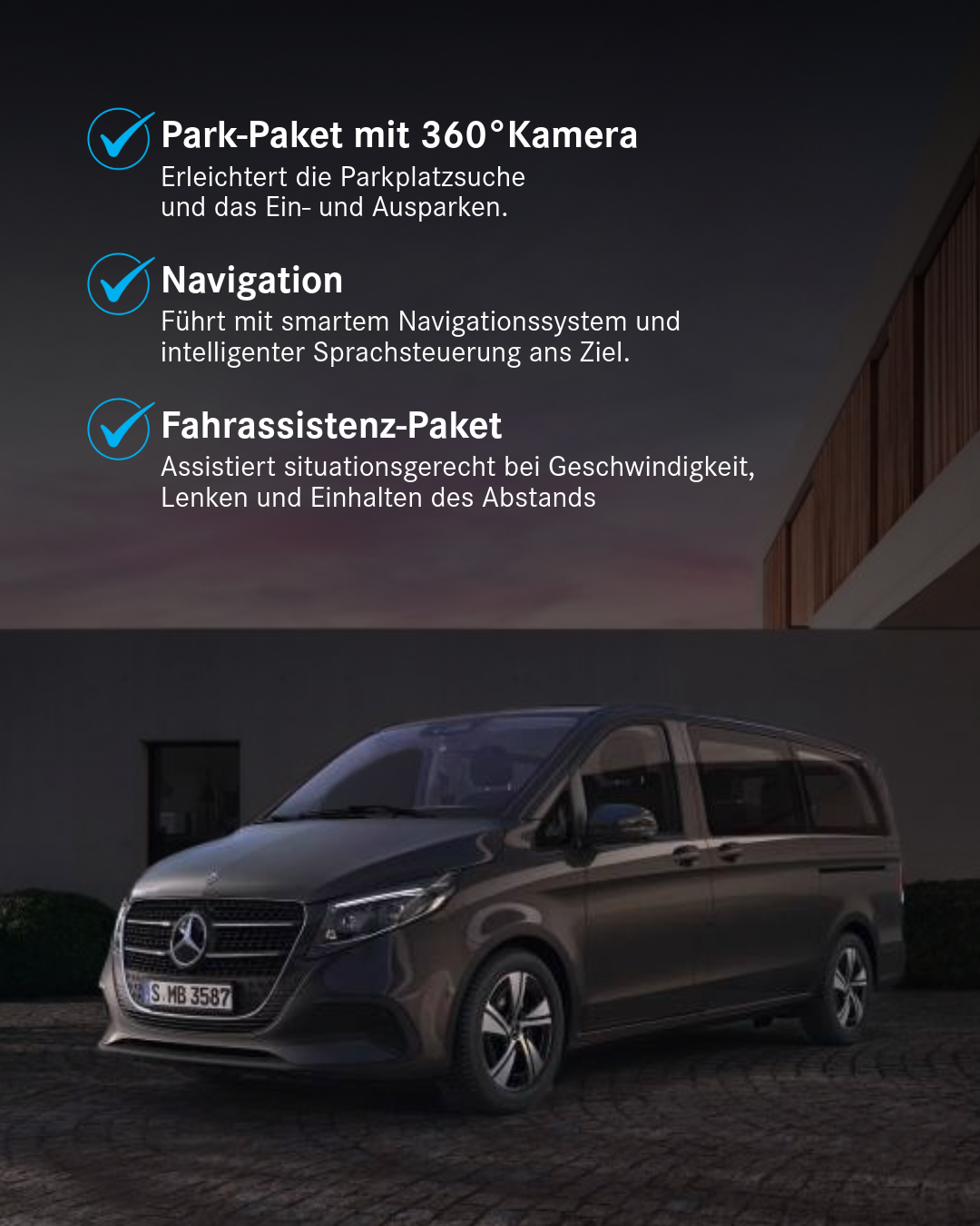V-Klasse STYLE, mit Nennung von drei attraktiven Ausstattungen, in dunkler Lackierung vor modernem Wohnhaus bei Sonnenuntergang