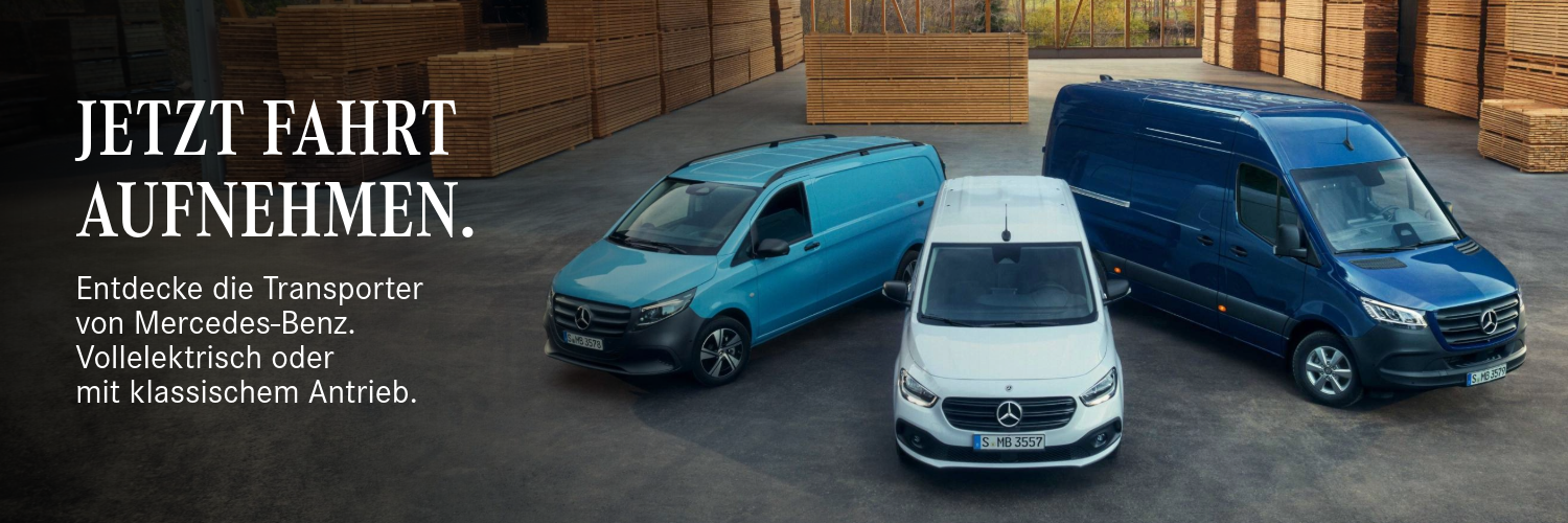 Banner mit drei Transportern in einer großen Industriehalle mit gestapeltem Holz im Hintergrund. Links steht der Schriftzug „Jetzt Fahrt aufnehmen. Entdecke die Transporter von Mercedes Benz. Vollelektrisch oder mit klassischem Antrieb.“. Die Fahrzeuge sind in Blau, Türkis und Weiß dargestellt und frontal zur Kamera ausgerichtet.