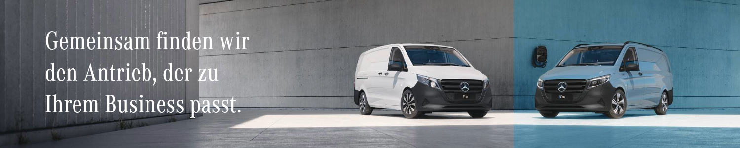 Zwei Transporter nebeneinander in moderner Architektur, links mit Verbrenner und rechts elektrisch betrieben, mit der Bildaufschrift „Gemeinsam finden wir den Antrieb, der zu Ihrem Business passt.“