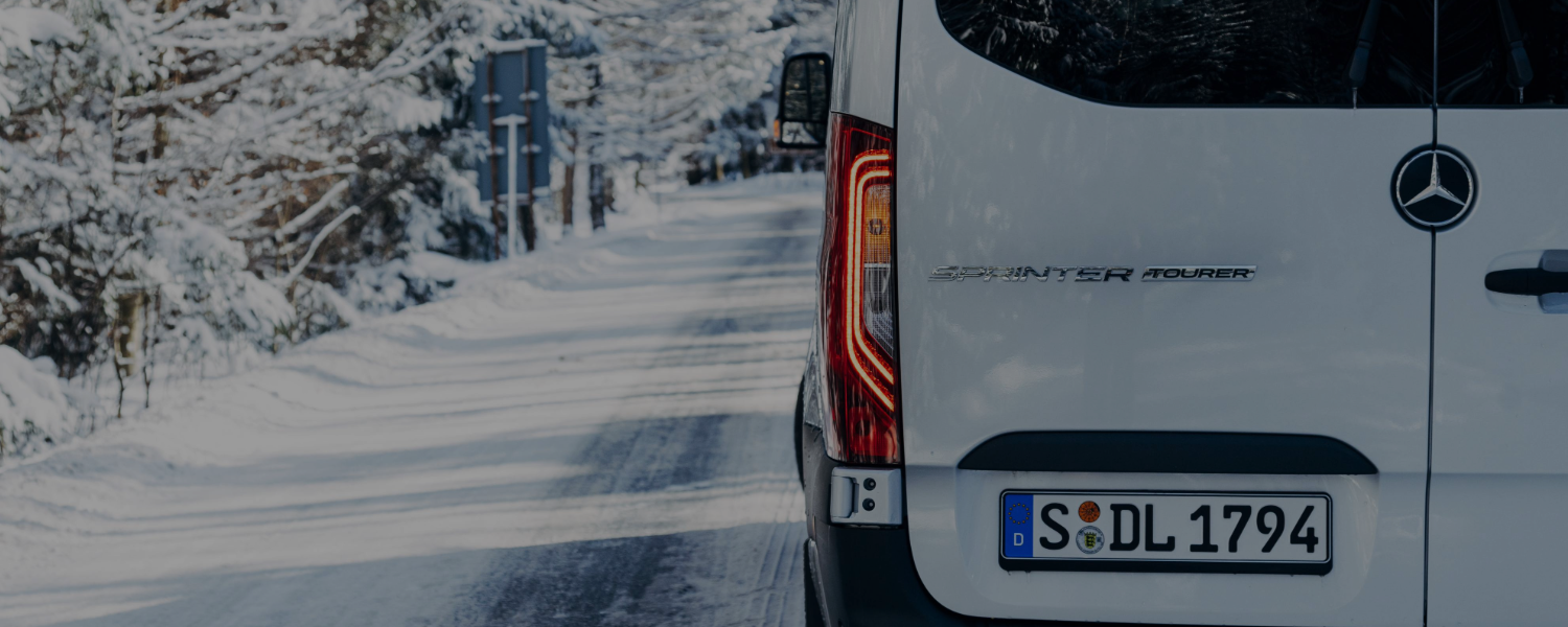 Sprinter Tourer auf verschneiter Landstraße – bereit für jede Wetterlage.